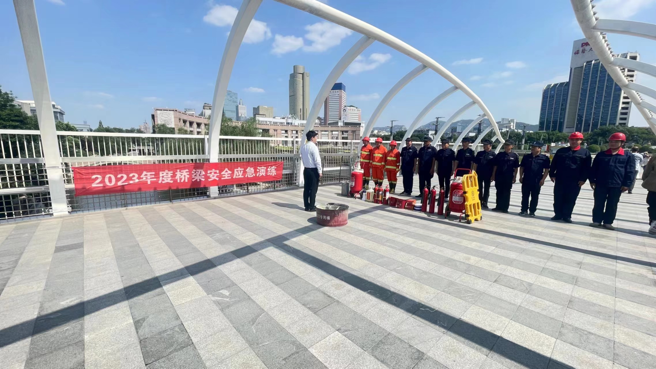 过街天桥开展消防演练，防患未然确保平安