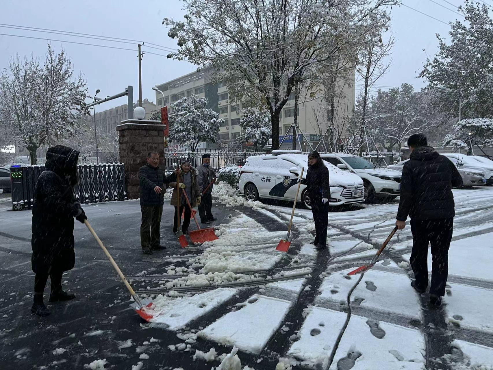 雪寒人心暖，山东保丽洁物业人携手除雪保畅通！