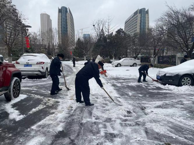 落雪无痕，冷暖相依！山东保丽洁物业人以雪为令，全员除雪行动